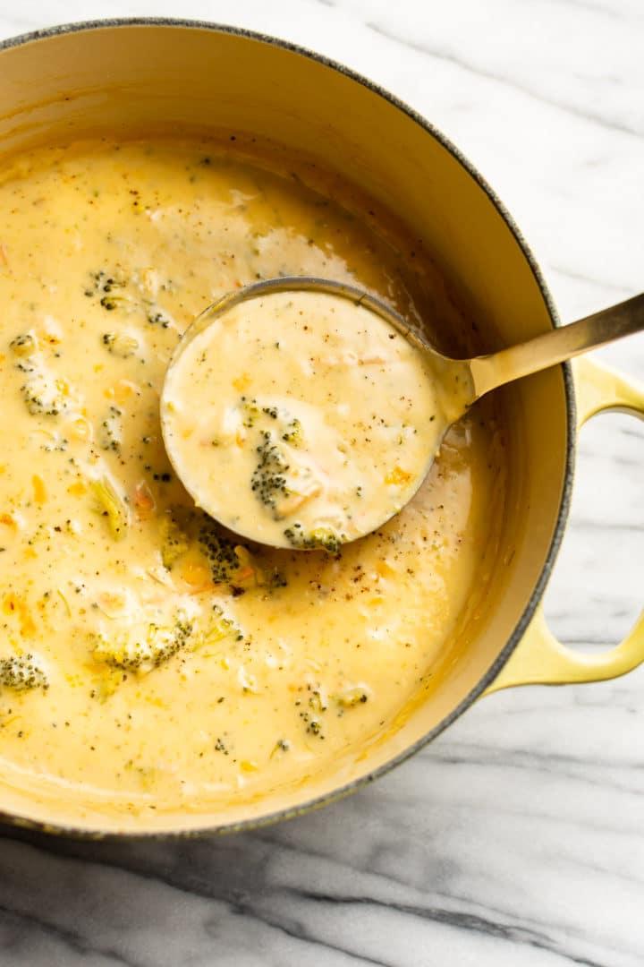 Leichte Brokkoli-Cheddar-Suppe 4 Ein Topf mit der besten Brokkoli Cheddar Suppe