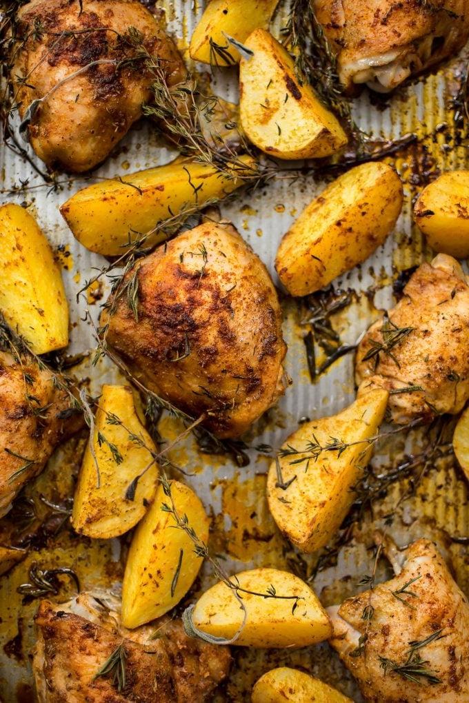 Nahaufnahme von gebackenen Kartoffelspalten und Hähnchen