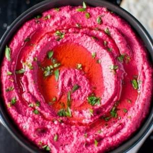 Gerösteter Rote-Bete-Hummus 4 Diesen lebendigen und köstlichen Rote Bete Hummus werden Sie auf Ihrer nächsten Party haben wollen!