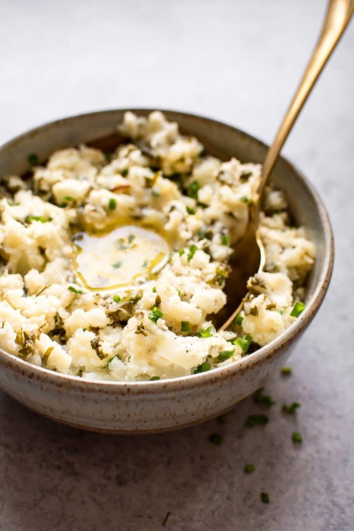 Einfaches Instant Pot Colcannon Rezept 4 Nahaufnahme von cremigem Instant Pot Colcannon mit Grünkohl in einer Schüssel, bereit zum Genießen