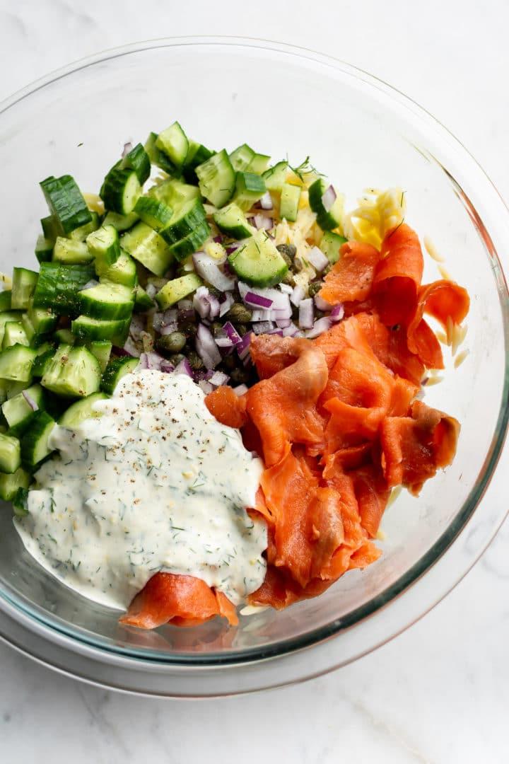 Zutaten für Orzo-Salat mit geräuchertem Lachs in einer Glas-Vorbereitungsschüssel