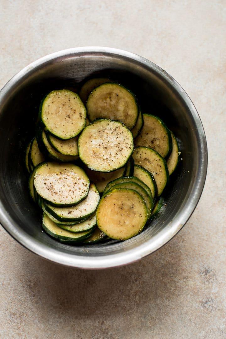 Rohe geschnittene Zucchini-Scheiben in einer Metallschüssel