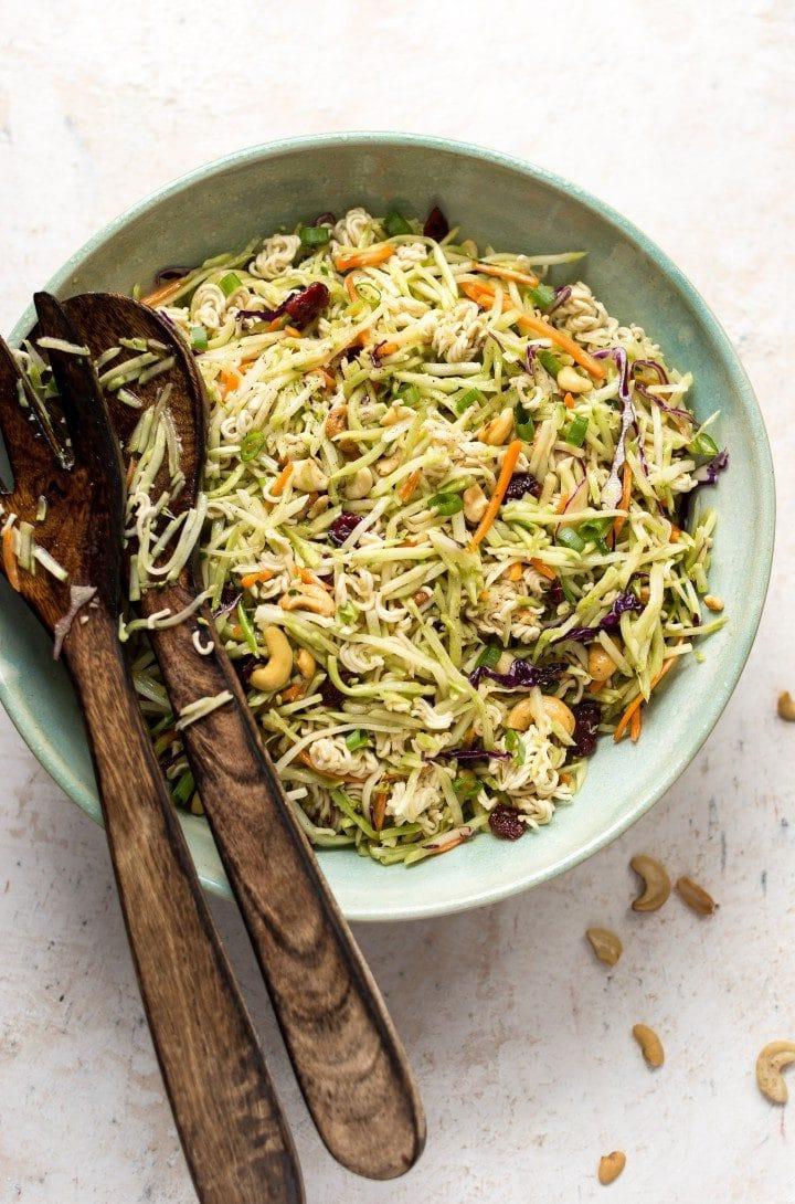 Brokkoli-Ramen-Krautsalat in einer blauen Salatschüssel mit Salatzange