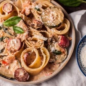 Sommergemüse Pasta mit gebratenen Radieschen ist ein unglaublich aromatisches vegetarisches Gericht!