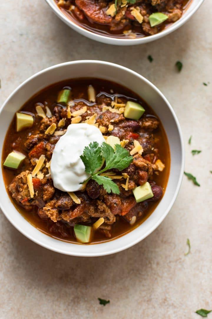 Zwei weiße Schalen mit einfachem Instant Pot Puten-Chili