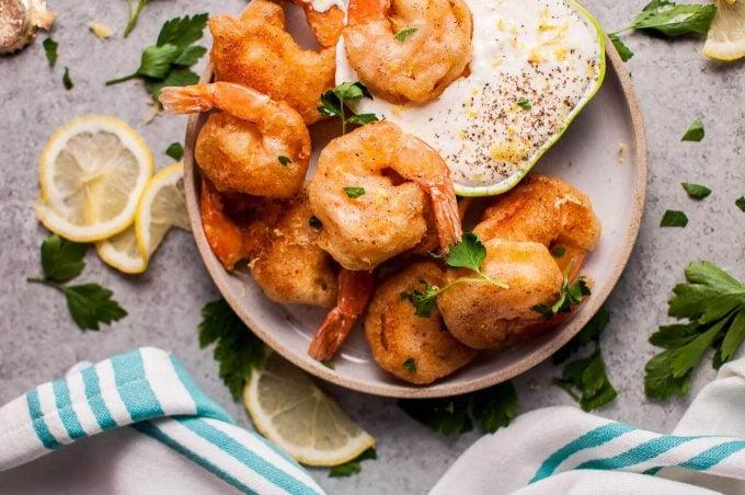 Teller mit knusprigen Bier-Garnelen und Mayonnaise-Dip auf einer Vorspeisenplatte