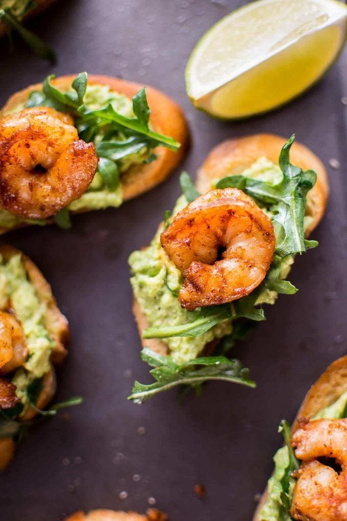 Nahaufnahme einer mundgerechten Knoblauch-Garnelen-Avocado-Crostini Vorspeise