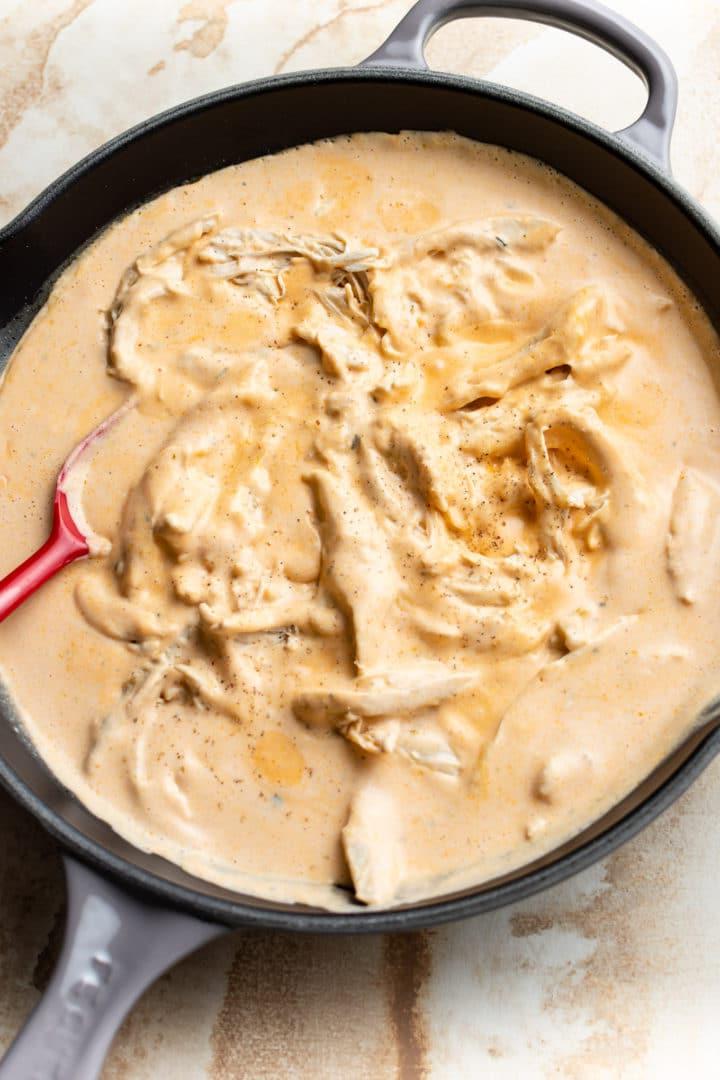 Käse-Buffalo-Hähnchen-Pasta-Soße in einer Pfanne