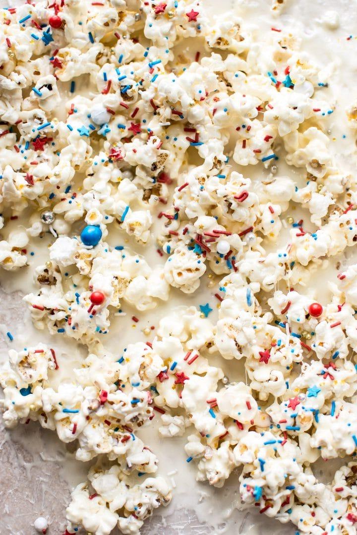 Patriotisches Marshmallow Popcorn mit rot-weiß-blauen Farben in Nahaufnahme