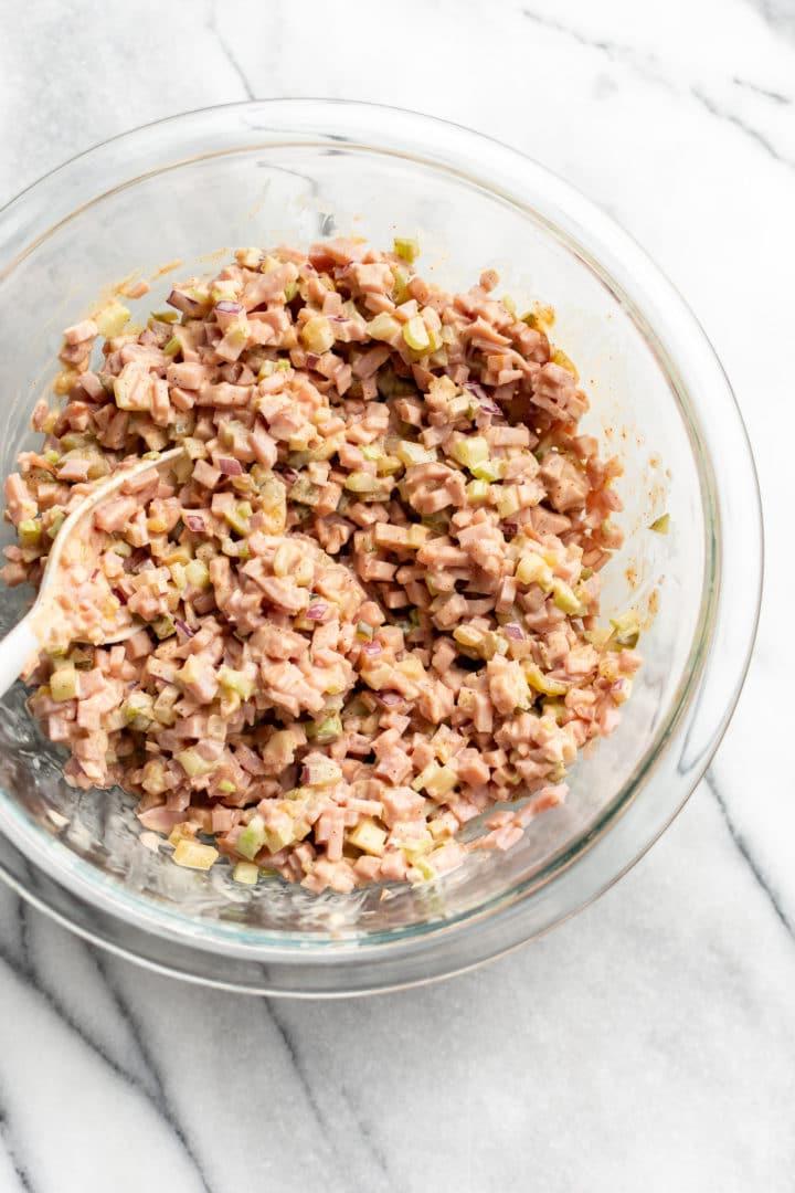Schinkensalat-Sandwich in einer Glasschüssel