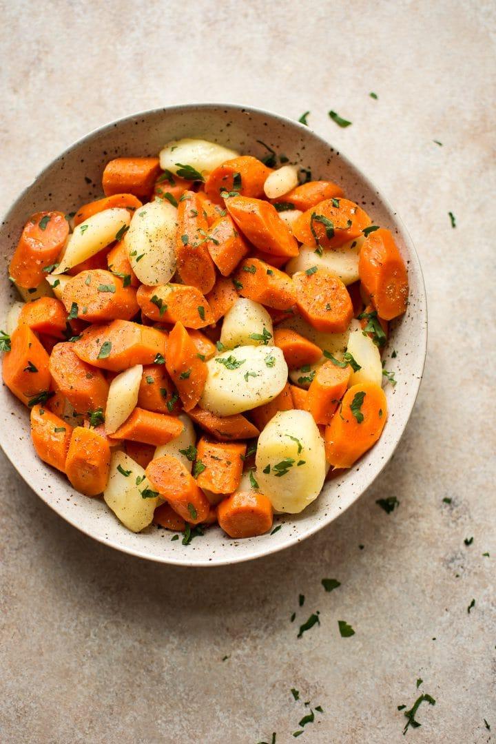 Beigefarbene Schale mit Instant Pot Pastinaken und Karotten