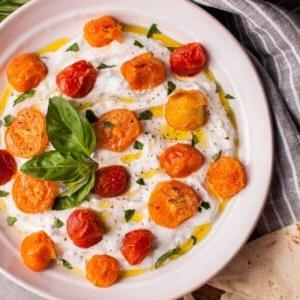 **Knoblauch-Griechischer Joghurt-Dip mit gerösteten Kirschtomaten** 4 Dieser sommerliche griechische Joghurt-Dip mit gerösteten kleinen Tomaten und frischen Kräutern ist eine wunderbare Vorspeise oder ein Snack! Er ist gesund, sättigend und lecker.