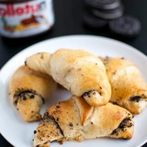 Oreo- und Nutella-gefüllte Hörnchen 4 Oreo und Nutella gefüllte Hörnchen - Ein schnelles und einfaches Rezept für süße Croissants, fertig zum Genießen