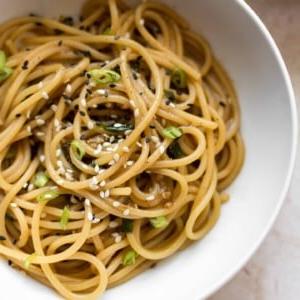 Ingwer-Knoblauch-Nudeln Nahaufnahme