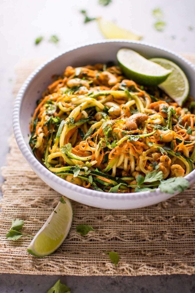 Eine weitere Ansicht einer Schüssel mit leckeren Knoblauch-Limetten-Cashew-Zucchini-Nudeln, die die cremige Textur der Soße hervorhebt.