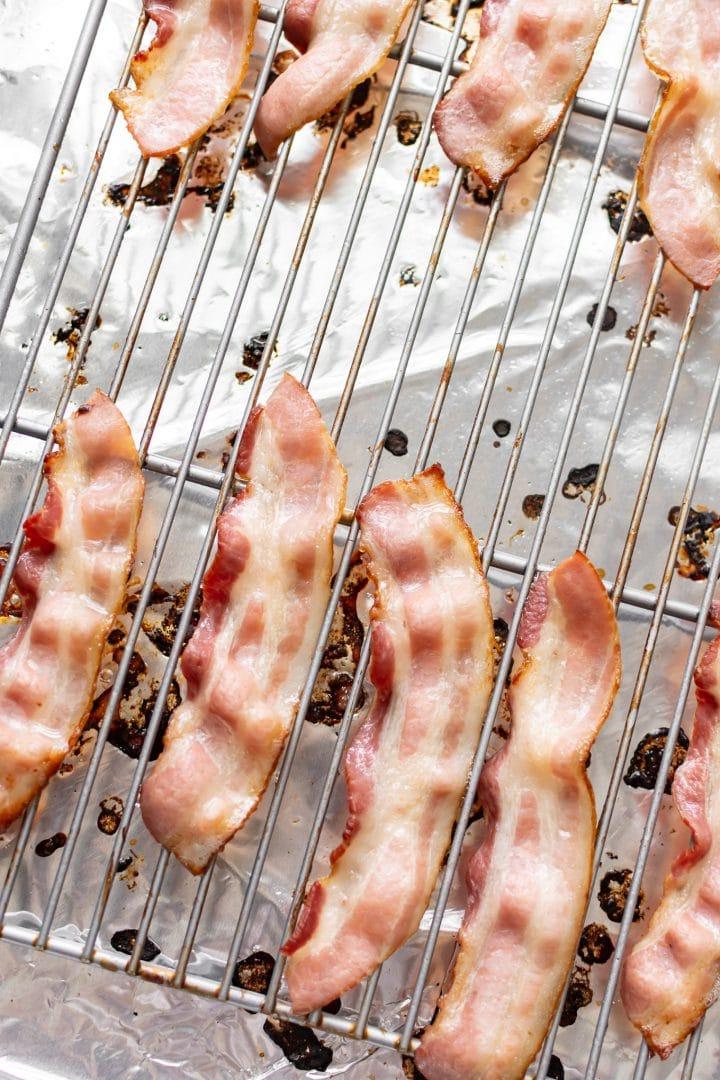 Speck auf einem Gitterrost (im Ofen gebacken)