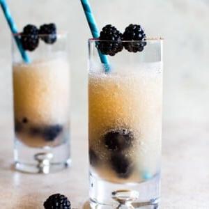 Dieses Rezept für gefrorenen Riesling (Friesling) ist ein köstliches Weisswein-Slushie-Getränk, das Ihnen den ganzen Sommer über Abkühlung verschafft. Es ist mit Chambord (einem Himbeer-Brombeerlikör) und frischen Brombeeren verfeinert. Perfekt für Sommer-Partys, Feiern und Mädelsabende!