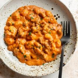 Käse-Bratwurst-Gnocchi in einer flachen Schale