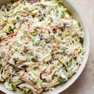 Dieser einfache Apfel-Krautsalat enthält Kohl, Karotten, Lauchzwiebeln, rote Äpfel und Granny Smith Äpfel sowie ein pikantes und süßes cremiges Dressing. Dieses Krautsalat-Rezept ist großartig für Pulled Pork Sandwiches!