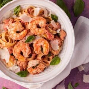 Garnelen-Pasta in Rosé-Soße ist ein schnelles und elegantes Abendessen. Fertig in unter einer halben Stunde!