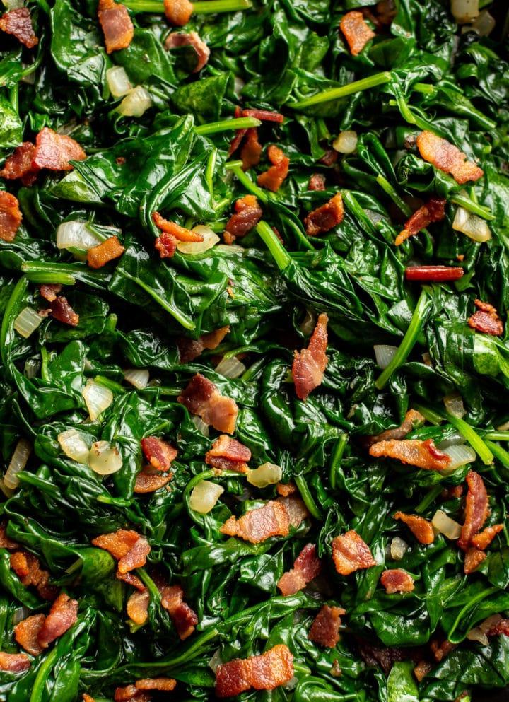 Nahaufnahme von gebratenem Spinat mit Speck