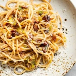 Einfache Speck-Lauch-Pasta Nahaufnahme