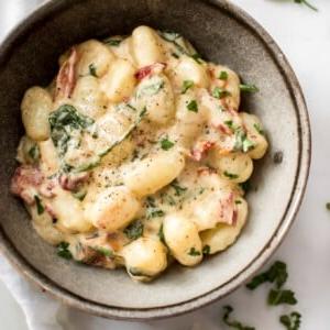 Cremige Gnocchi mit sonnengetrockneten Tomaten und Basilikum 5 Sie werden dieses cremige Gnocchi mit getrockneten Tomaten und Basilikum lieben! Es ist ein supereinfaches und dekadentes 15-Minuten-Rezept, das Sie immer wieder verschlingen möchten.