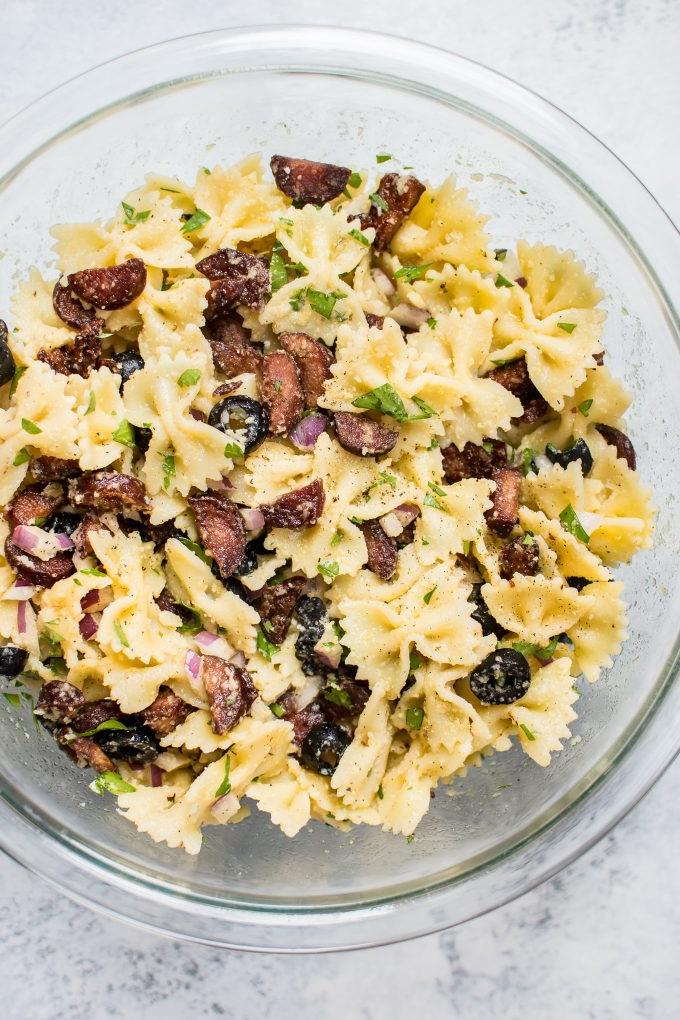 Nahaufnahme von Chorizo-Nudelsalat in einer Glasschüssel