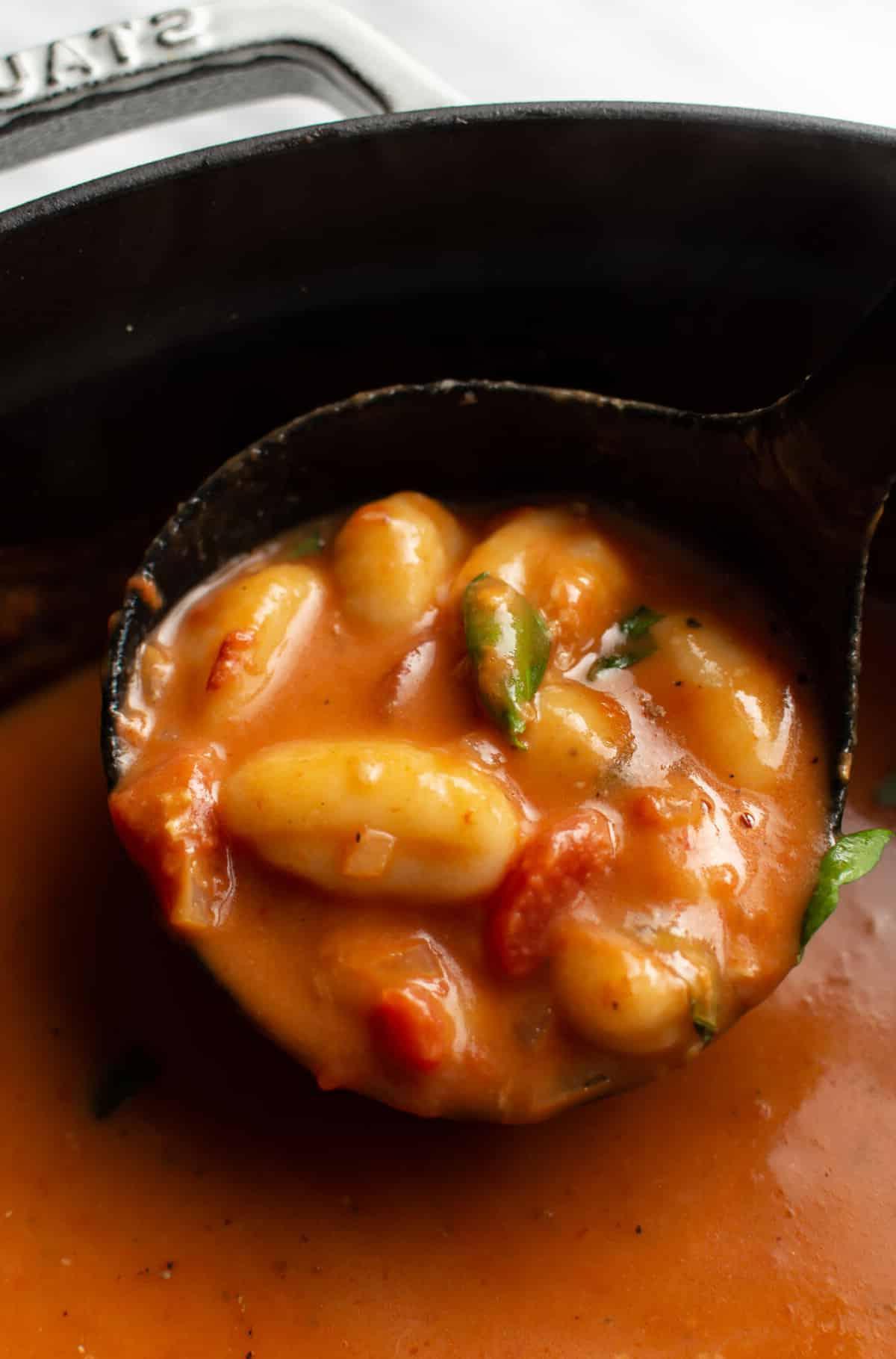 Cremige Tomaten-Gnocchi-Suppe 5 Ein Schöpflöffel voll cremiger Tomaten-Gnocchi-Suppe