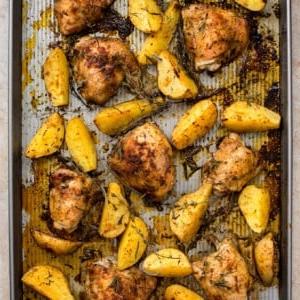 **Hähnchen und Kartoffeln vom Backblech** 5 Dieses Blech-Hähnchen mit Kartoffeln ist super einfach und ein köstliches, wärmendes Abendessen für die ganze Familie!
