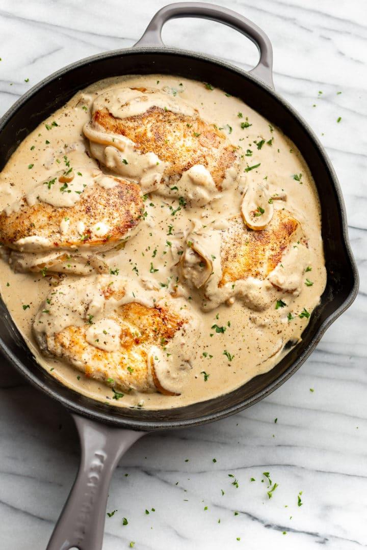 Hähnchen mit Sauerrahm und Zwiebeln 5 Sauerrahm-Zwiebel-Hähnchen in einer Pfanne angerichtet