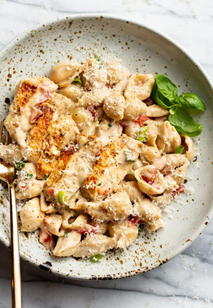 Cremige Cajun-Hähnchen-Pasta 5 beste cremige Cajun Hähnchen Pasta in einer flachen Schale