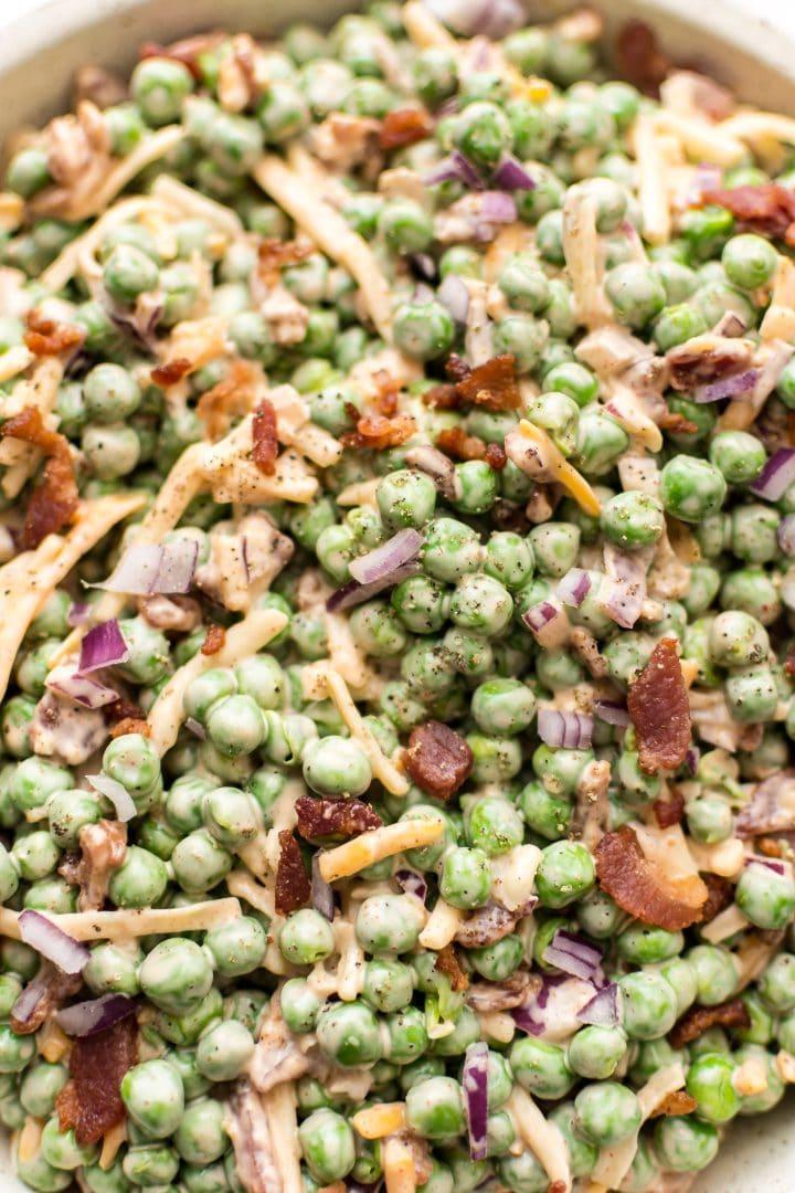 Nahaufnahme von cremigem Bacon-Erbsensalat