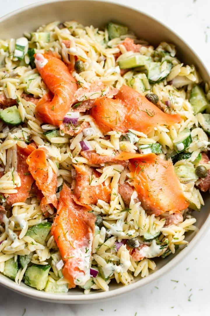 Nahaufnahme von Orzo-Salat mit geräuchertem Lachs