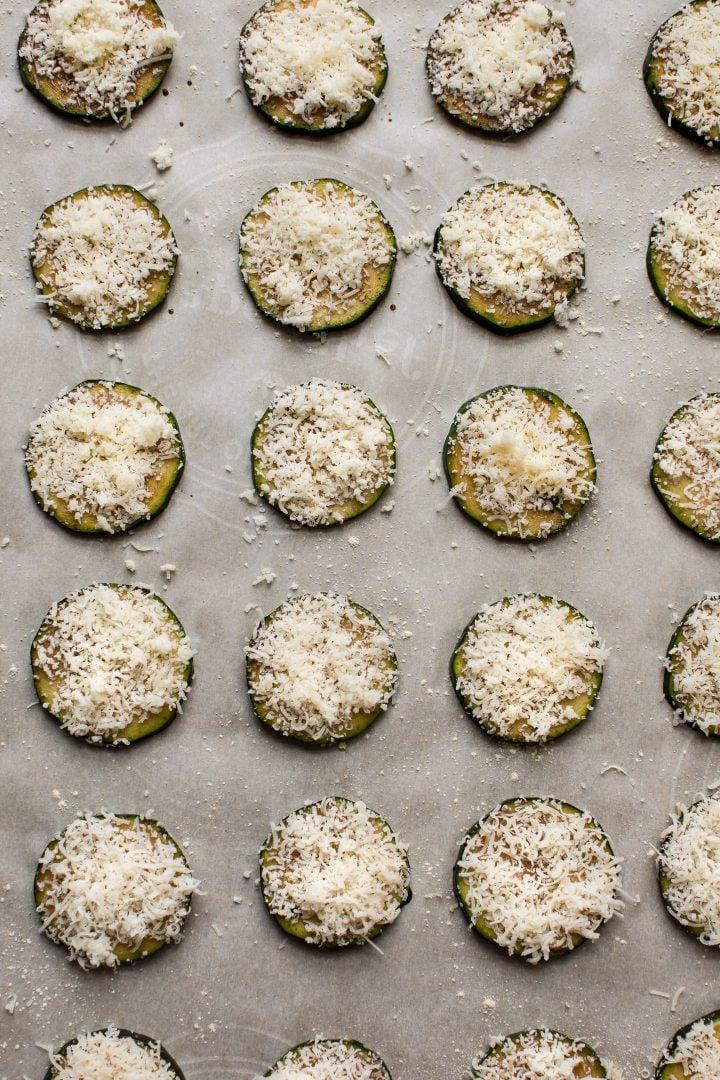 Parmesan-Zucchini-Scheiben auf einem Backblech, bereit für den Ofen