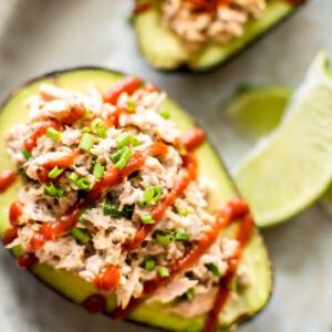 Diese pikante Thunfisch-Avocado ist gesund, schnell und köstlich. Dieses Low-Carb Keto-Rezept ist in nur 10 Minuten fertig! Sie ist super aromatisch mit Sriracha, Limette, Mayo, Senf und Schnittlauch! Eine einfache Mittagsidee.