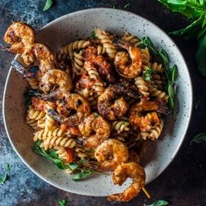 Diese würzige Pasta mit gegrillten Garnelen ist eine himmlische Kombination. Die Garnelen sind zum Niederknien!