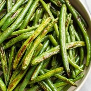 Nahaufnahme von knoblauchgerösteten grünen Bohnen