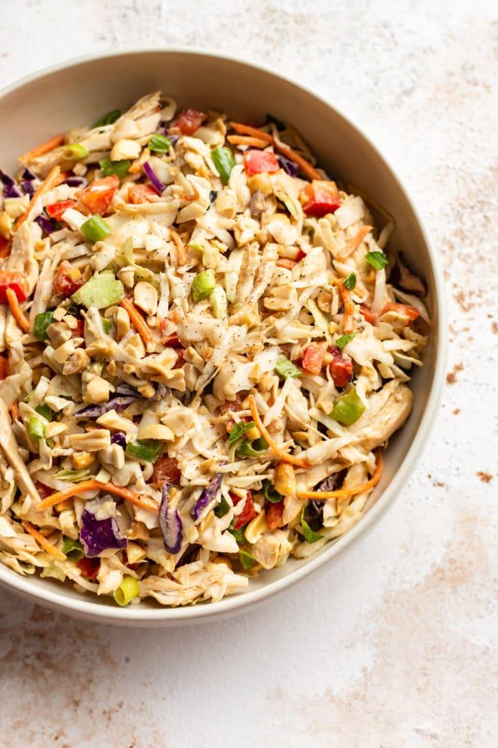 Einfacher thailändischer Hähnchensalat in einer Servierschüssel