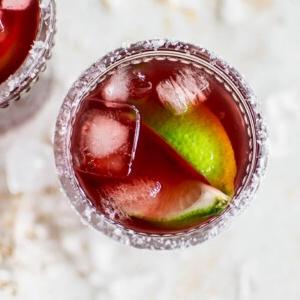 Dieses Granatapfel Margarita Rezept ist einfach, frisch, schnell und unkompliziert. Perfekt für Cinco de Mayo oder zum Sommergenuss! Es verwendet Granatapfelsaft, sodass kein zusätzlicher Aufwand nötig ist!