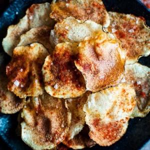 Nahaufnahme einer Schüssel mit kleinen Mikrowellen-Kartoffelchips