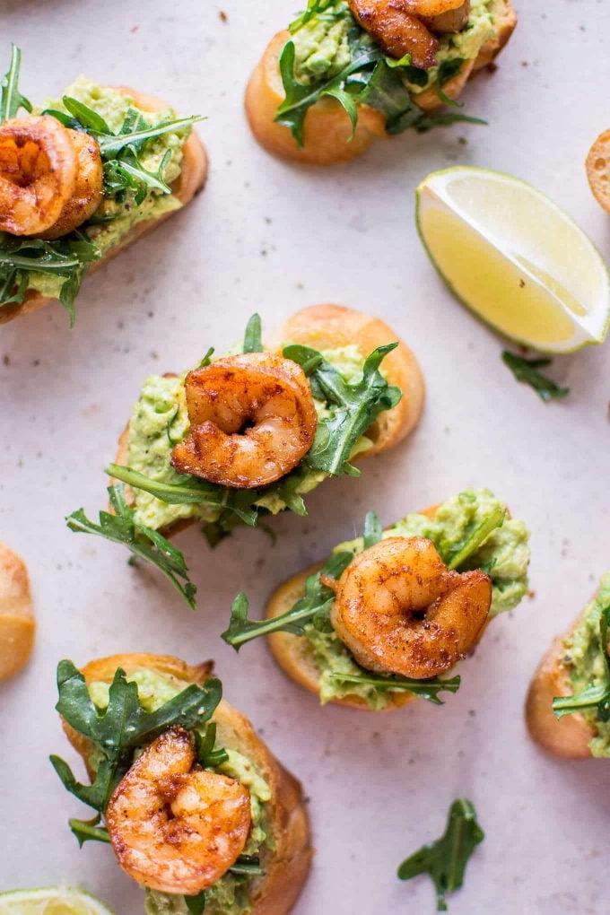 Mehrere Knoblauch-Garnelen-Avocado-Crostini Vorspeisen auf einem Teller