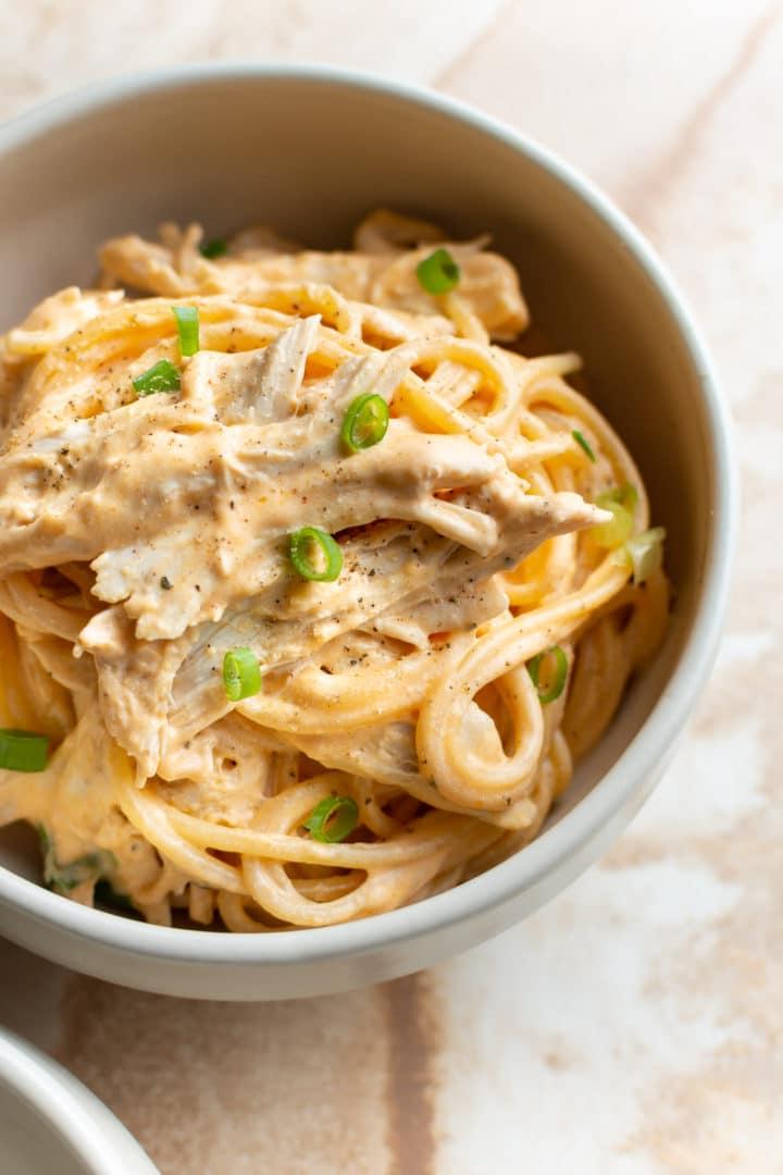 Buffalo Chicken Pasta in einer beigen Schüssel serviert