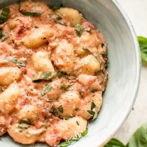 Gnocchi in einer Wodka-Sahnesoße mit Tomaten und Basilikum. Dieses Gnocchi alla Vodka Rezept ist in etwa 20 Minuten fertig! Ein köstliches Abendessen unter der Woche.