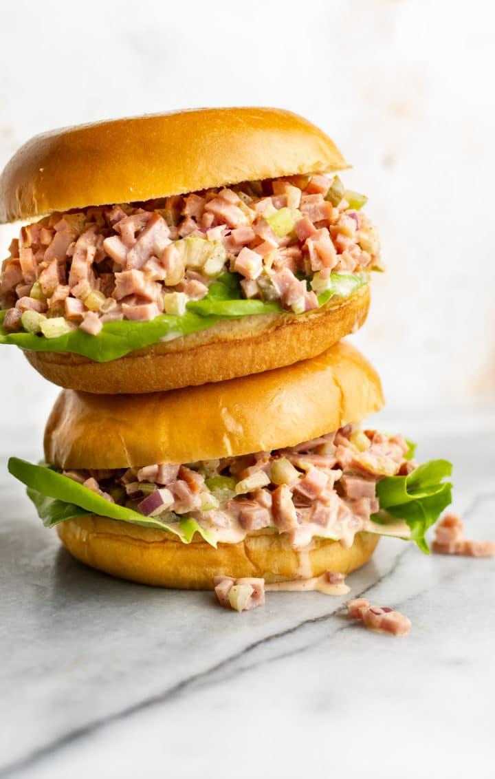 Zwei übereinander gestapelte Schinkensalat-Sandwiches