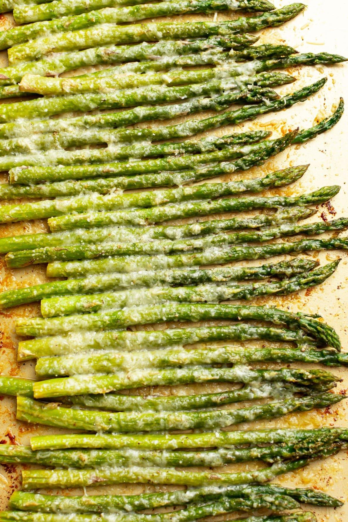 Nahaufnahme eines Backblechs mit geröstetem Spargel