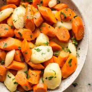 Instant Pot Karotten und Pastinaken – eine schnelle und einfache Beilage, die mühelos im elektrischen Schnellkochtopf zubereitet wird. Sie besitzen keinen Instant Pot? Die Herd-Methode ist auch verfügbar!