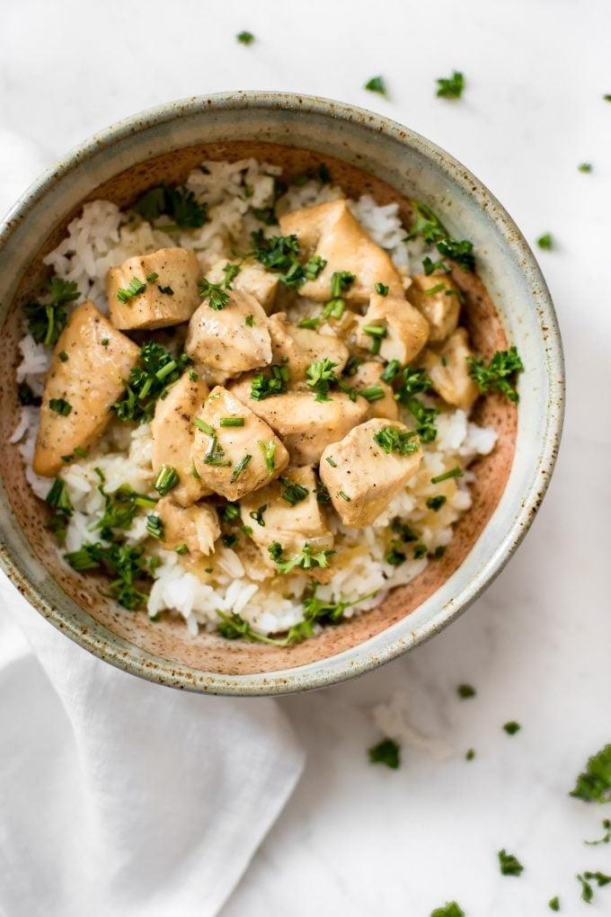 Instant Pot Honig-Knoblauch-Hähnchen in einer Schüssel über Reis