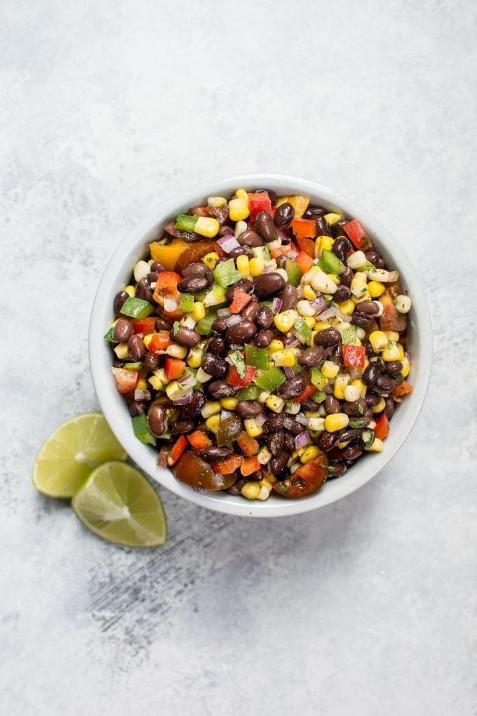 Mais- und Schwarze-Bohnen-Salat in weißer Schüssel Nahaufnahme