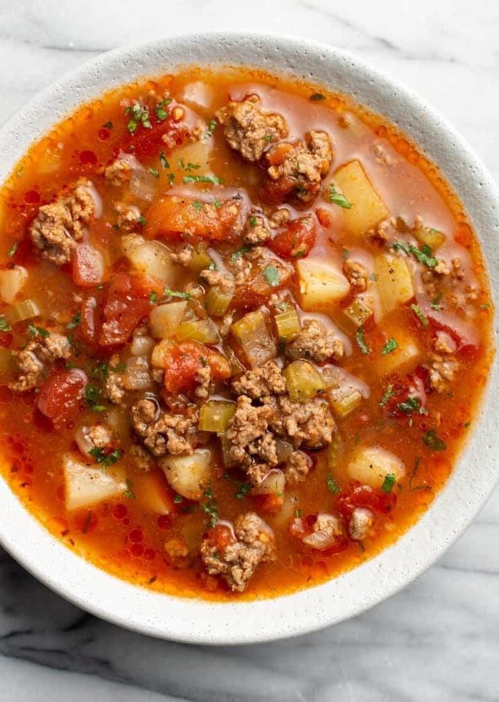 Eine Schale Instant Pot Rinderhackfleischsuppe
